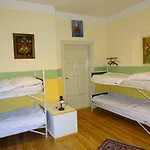 Hummel - Historische Stadtvilla Mit Garten Hostal